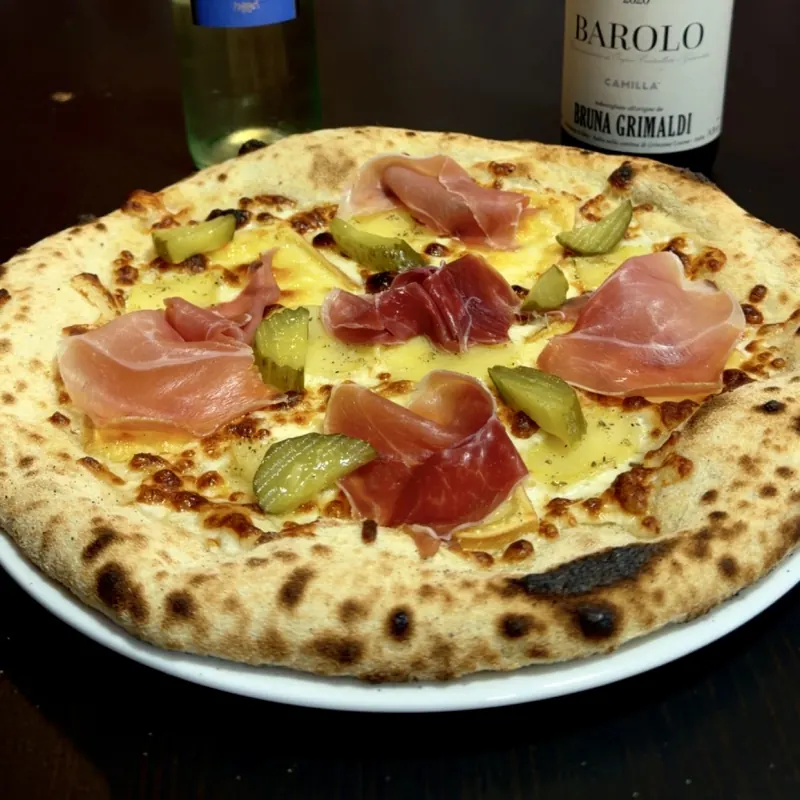 Pizza du mois d'octobre : base crème et mozzarella, raclette fondue, jambon cru et cornichons
